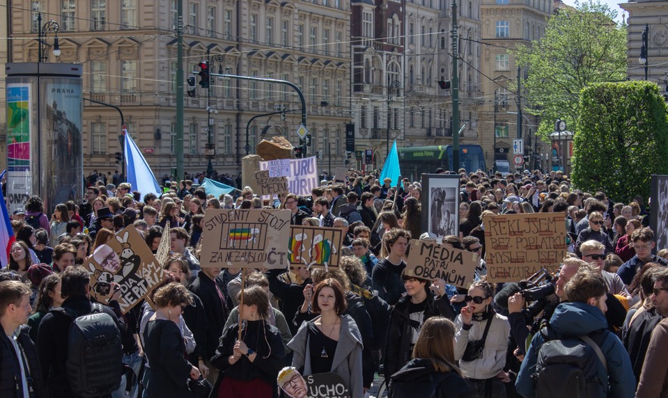 Študenti v Česku odišli z vyučovania, protestujú za nezávislosť verejnoprávnych médií