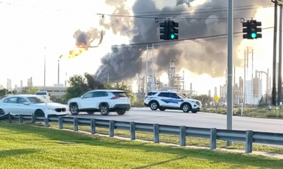 Mohutná explózia v texaskej rafinérii otriasla mestom, obyvatelia dostali príkaz zostať doma