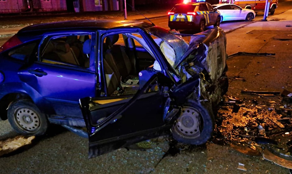 Auto v Nitre narazilo do obytného domu. Tragická nehoda si vyžiadala ľudský život