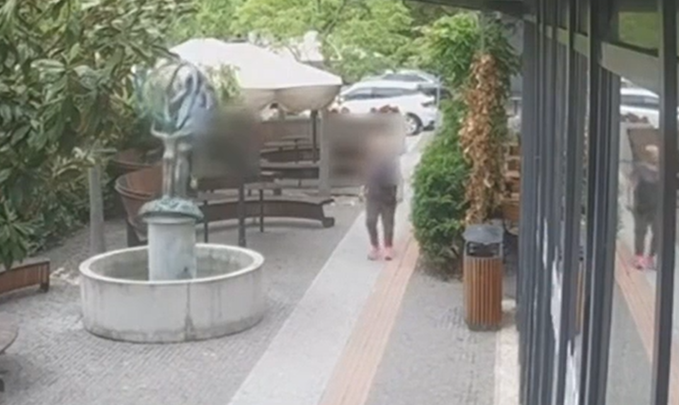 Bizarný incident v Bratislave: Muž najprv nadával personálu, potom zničil fontánu za tisíce eur