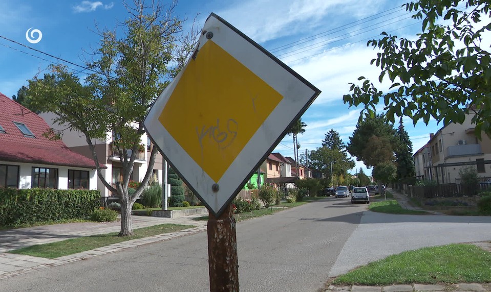 Tragédia v Skalici: Dôchodkyňa (†83) spadla pred auto, zraneniam podľahla