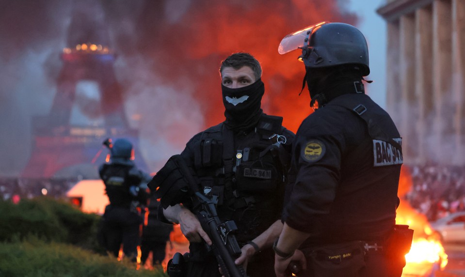 Oslavy triumfu PSG prerástli do násilností. Polícia po celej krajine zadržala stovky ľudí