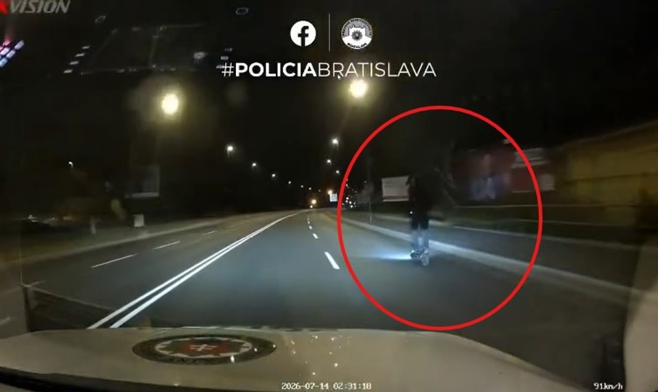 VIDEO: Chlapec (16) unikal policajtom v Bratislave na kolobežke rýchlosťou 100 km/h!