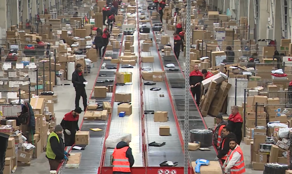 Doručovacie depá pred Vianocami praskajú vo švíkoch: Ako vyzerá deň kuriéra?