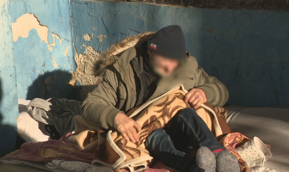 Viac ako 2 000 ľudí v Bratislave nemá strechu nad hlavou. V mrazoch im pomáhajú mestskí policajti