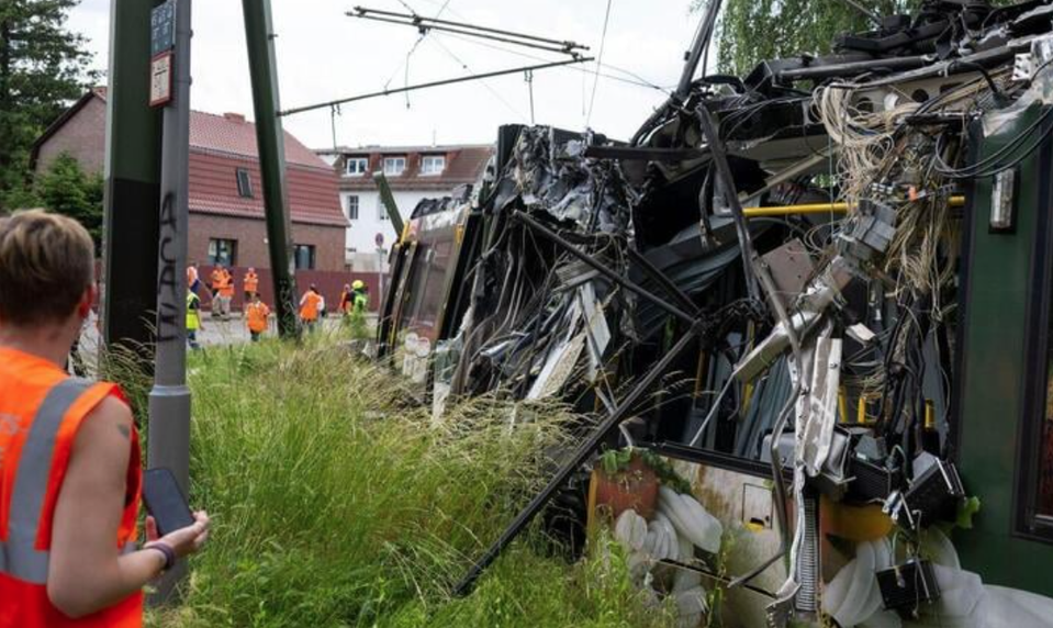 Električka sa vykoľajila a narazila do stĺpa. Zranených je 20 ľudí