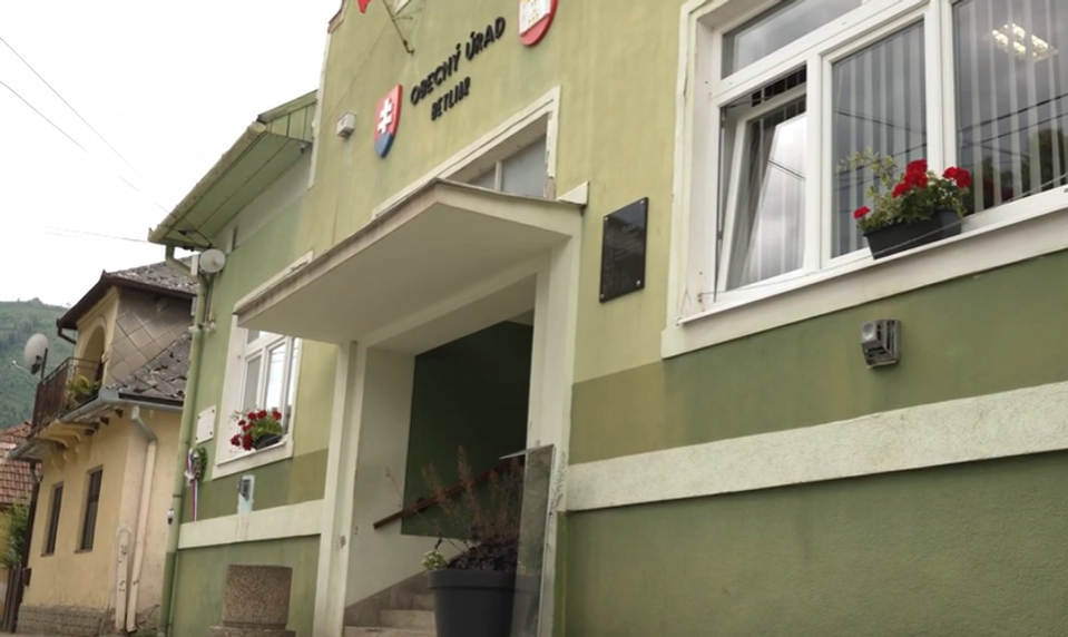 Po 6 hodinách nátlaku prišla obec o 100-tisíc eur. Starostka teraz rozpredáva rodinný majetok