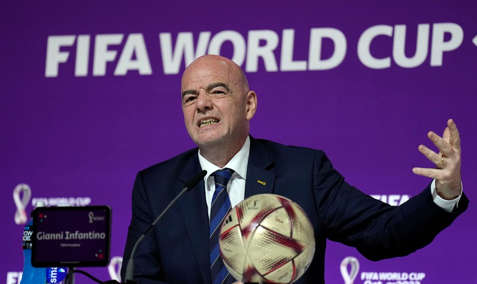 UEFA pripravuje trestné oznámenie na šéfa FIFA Infantina. V hre sú miliardy dolárov