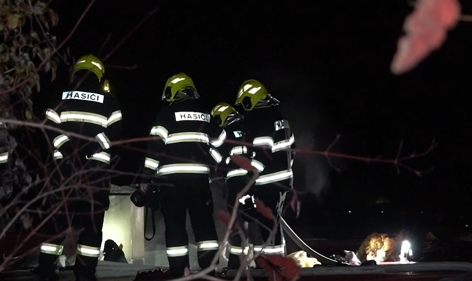 Hasiči zasahujú pri požiari v bytovom dome v Kráľovskom Chlmci