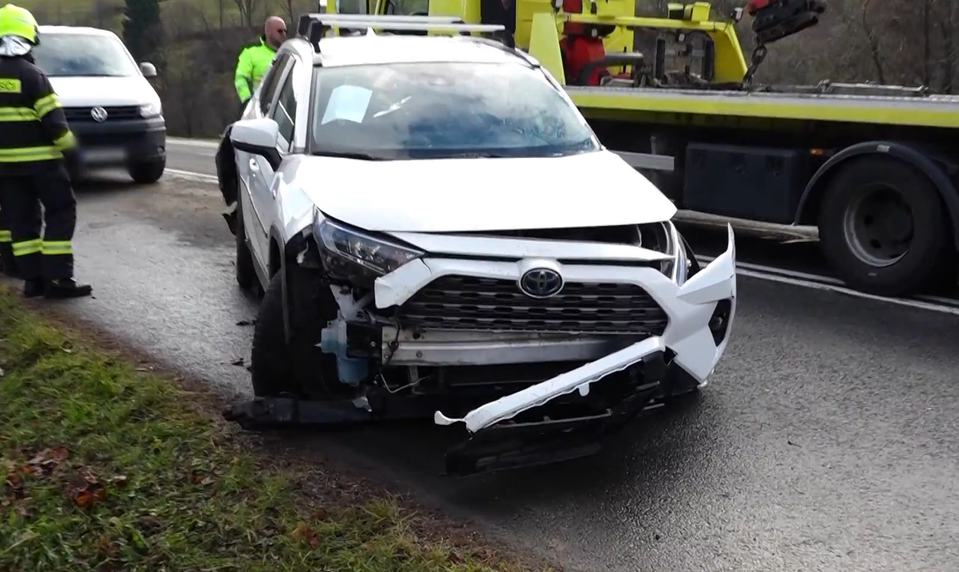 Policajti naháňali ukradnuté auto, vodič havaroval a zranený skončil v nemocnici