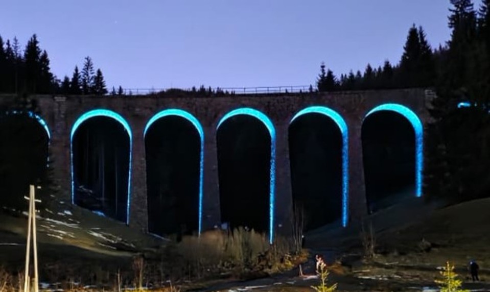 Svetlo v kameni: Chmarošský viadukt nasvietili prvýkrát v jeho 90-ročnej histórii