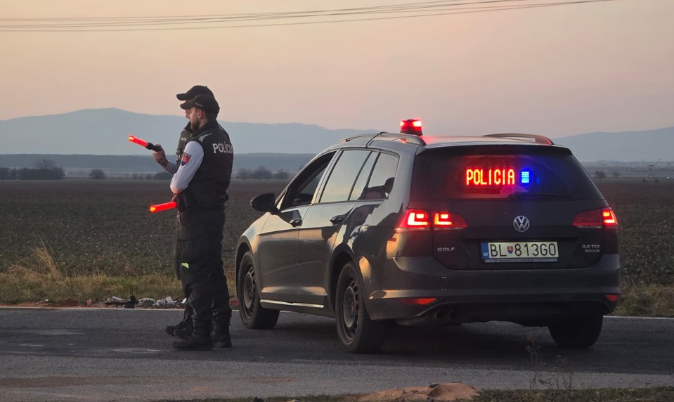 Pri Senci sa zrazili dve autá. Jeden človek zostal zakliesnený vo vraku