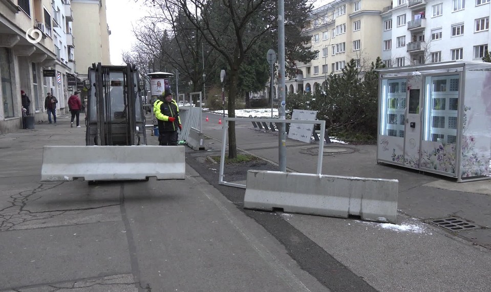 Spor o predajné stánky: Mesto hovorí o nelegálnych stavbách, majiteľ to odmieta