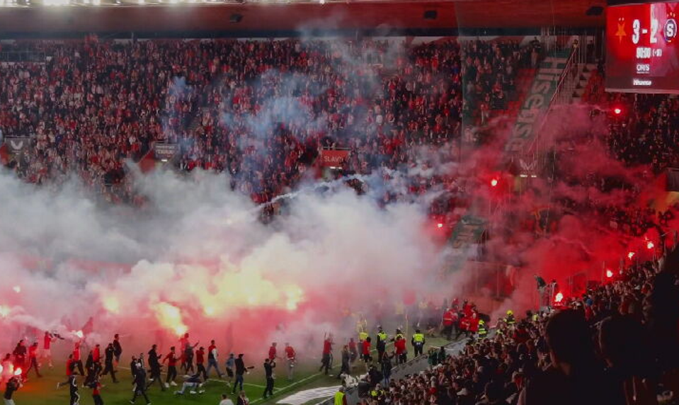 Pražské derby prerušili po útoku na hráčov Sparty, polícia rieši výtržníctvo