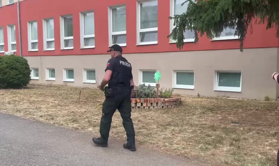 Michalovskú školu evakuovali pre bombovú hrozbu, pes označil podozrivé miesto