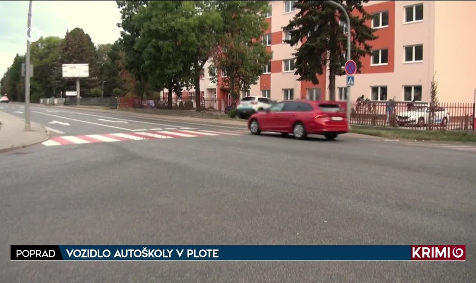 VOZIDLO AUTOŠKOLY V PLOTE