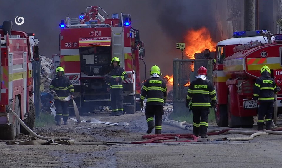 Obrovský požiar pri Nových Zámkoch: Horí firma na spracovanie plastov a papiera