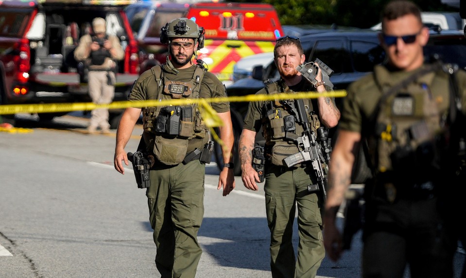 Pri univerzitnom kampuse strieľal útočník. Páchateľ vinil vakcínu za svoje zdravotné problémy