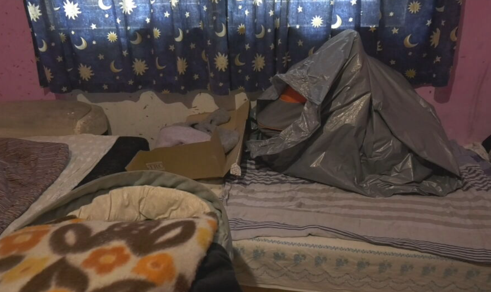 Polícia vyšetruje tragický domáci pôrod v Strážskom. Chlapček sa narodil do legín, matka o tom ani netušila