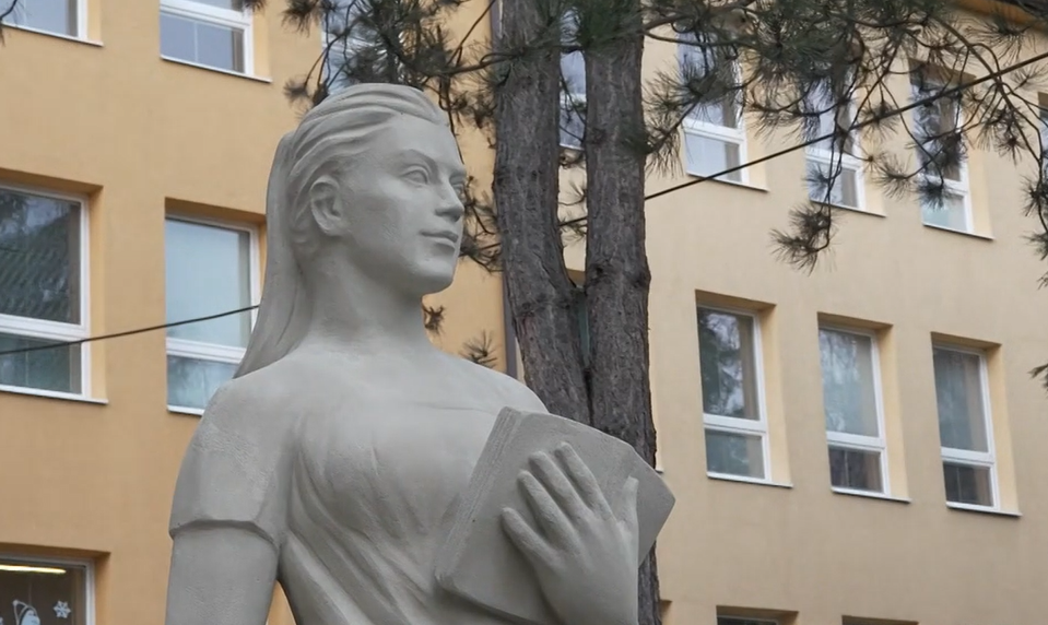 Recitátorka sa vrátila: Socha, ktorú vandali zničili, dostala nový život