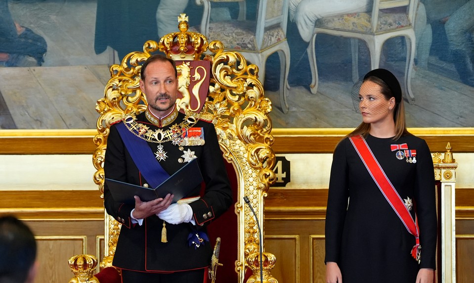Veľký deň pre nórsku monarchiu. Haakon VIII. zložil prísahu po smrti svojho otca