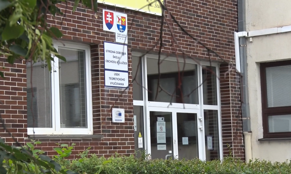 Učiteľ čelí obvineniu zo sexuálnych útokov na študentov. Sudkyňa ho poslala do väzby