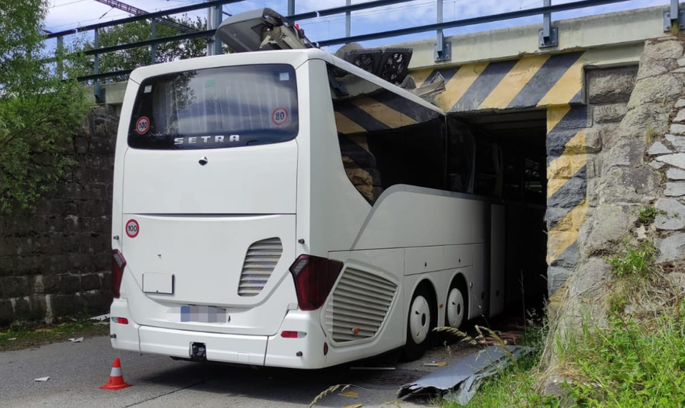 Autobus s turistami uviazol pod viaduktom. Pri nehode prišiel o strechu
