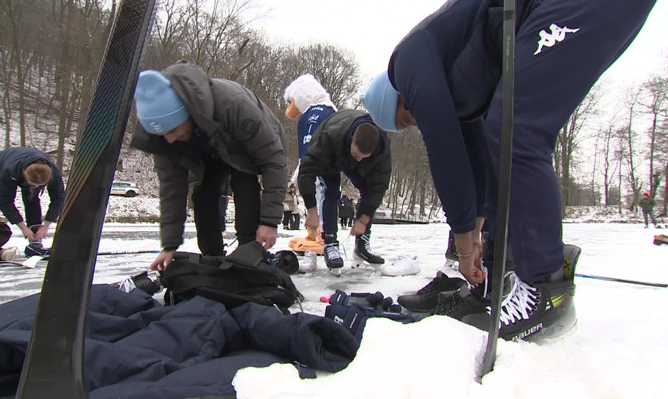 Hokejisti Slovana vymenili štadión za rybník, zahrali si na Železnej studničke