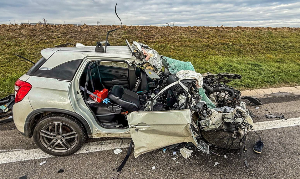 Po vážnej nehode pri Moldave nad Bodvou dve osoby s ťažkými zraneniami museli vyslobodiť