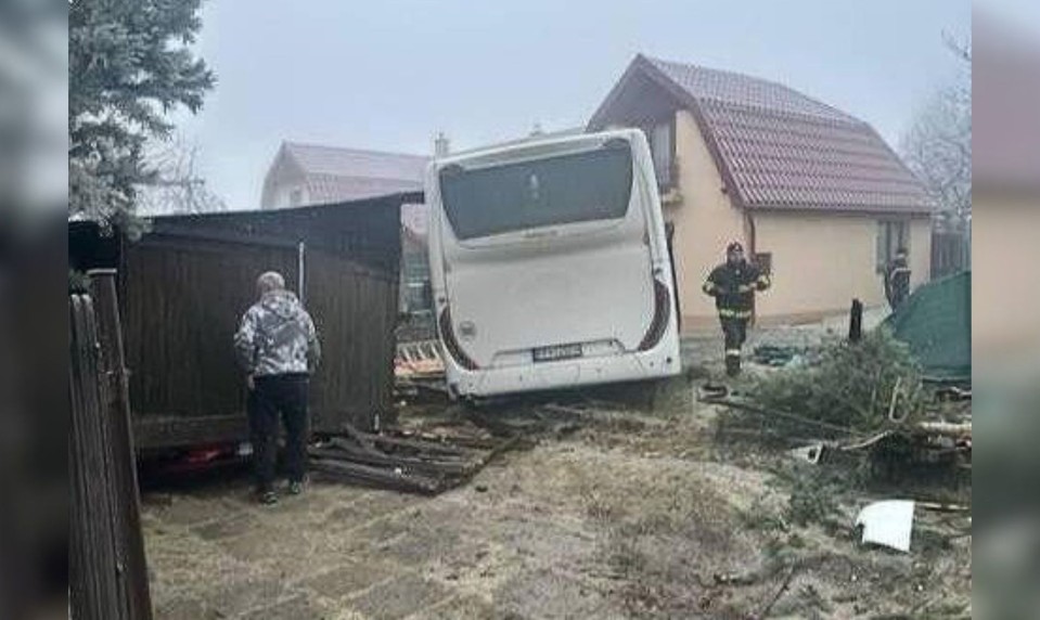 Autobus v Gerlachove zdemoloval ploty aj garáž. Vodič zišiel z cesty