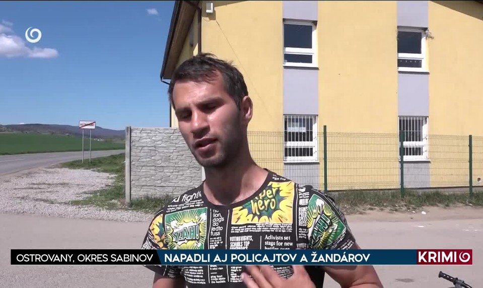 NAPADLI AJ POLICAJTOV A ŽANDÁROV