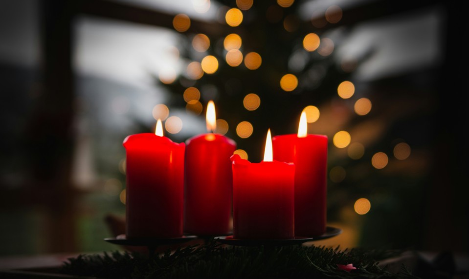 História adventného venca: sviečky majú určené farby. Viete, ktoré sú to a akú farbu má mať piata sviečka?