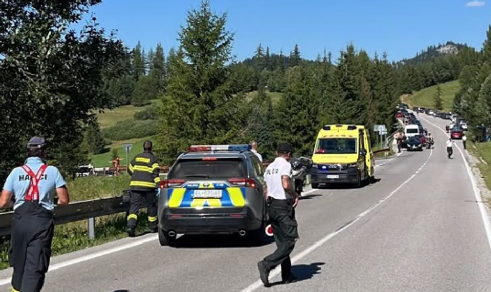 Nehodu pri obci Huty neprežil vodič motocykla. Vodička osobného auta bola pod vplyvom