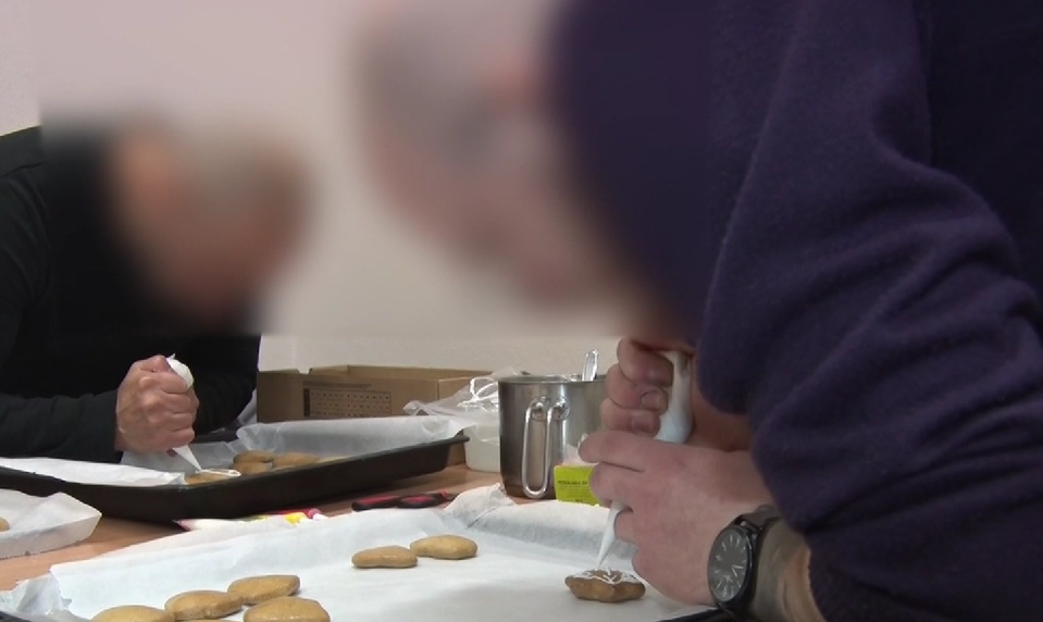 Vianočná atmosféra aj za múrmi väznice. Ako prežívajú sviatky odsúdení v Ilave?