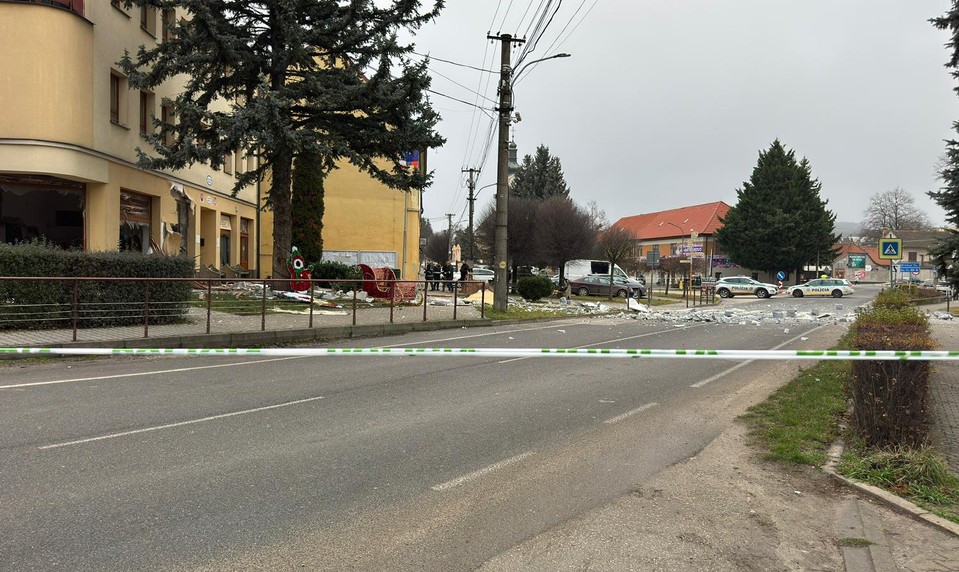 Silný výbuch rozmetal bankomat aj poškodil obecný úrad. Polícia pátra po páchateľovi