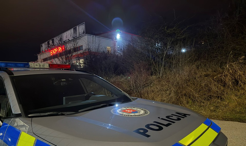 Polícia vyšetruje úmrtie neznámeho muža. Jeho telo ležalo v poraste a obžierali ho hlodavce