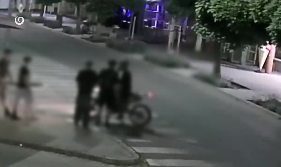 Mladík jazdil v Seredi bez evidenčného čísla, polícii sa vysmieval. Šok prišiel až po pozretí kamier