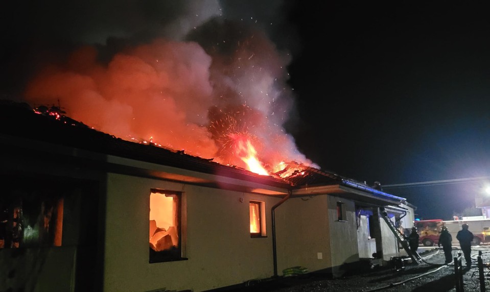 Rodinný dom v noci pohltili plamene. Hasiči zasahovali niekoľko hodín