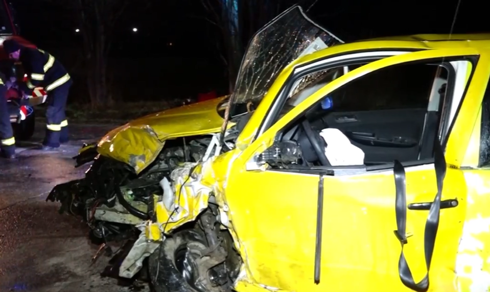 Obyvateľov vystrašila čelná zrážka dvoch áut. Odviezla ich odťahová služba ministerstva vnútra