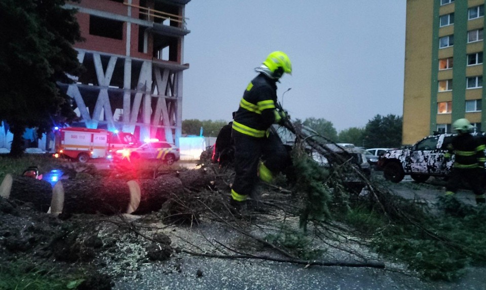 Prešovom sa prehnala silná búrka: Strom spadol na autá, vietor poškodil aj stavenisko