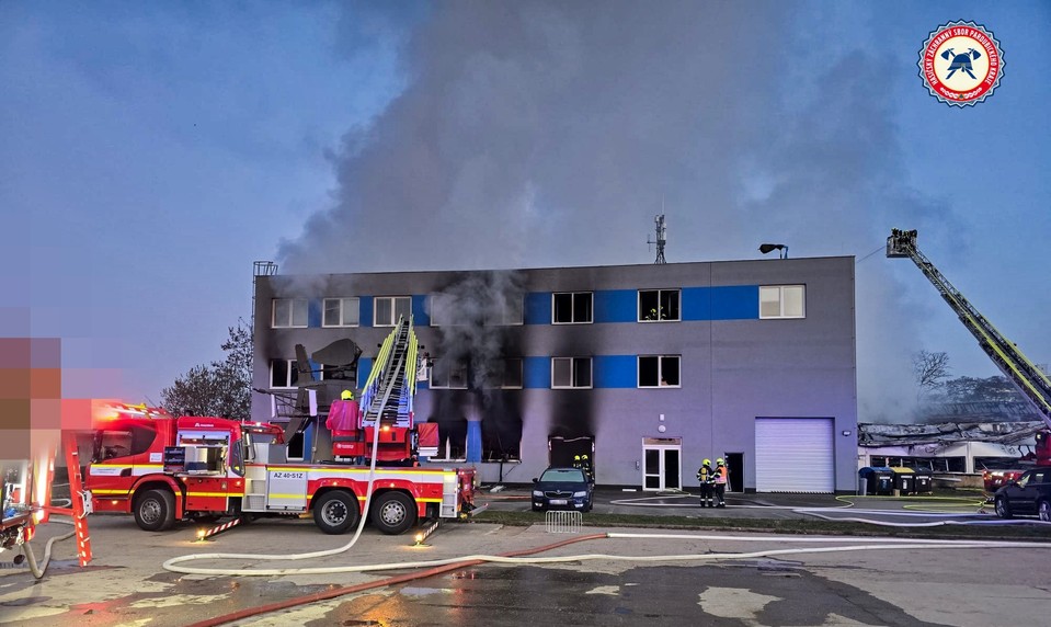 Podozrivého zo založenia požiaru haly v Pardubiciach zadržali na Slovensku