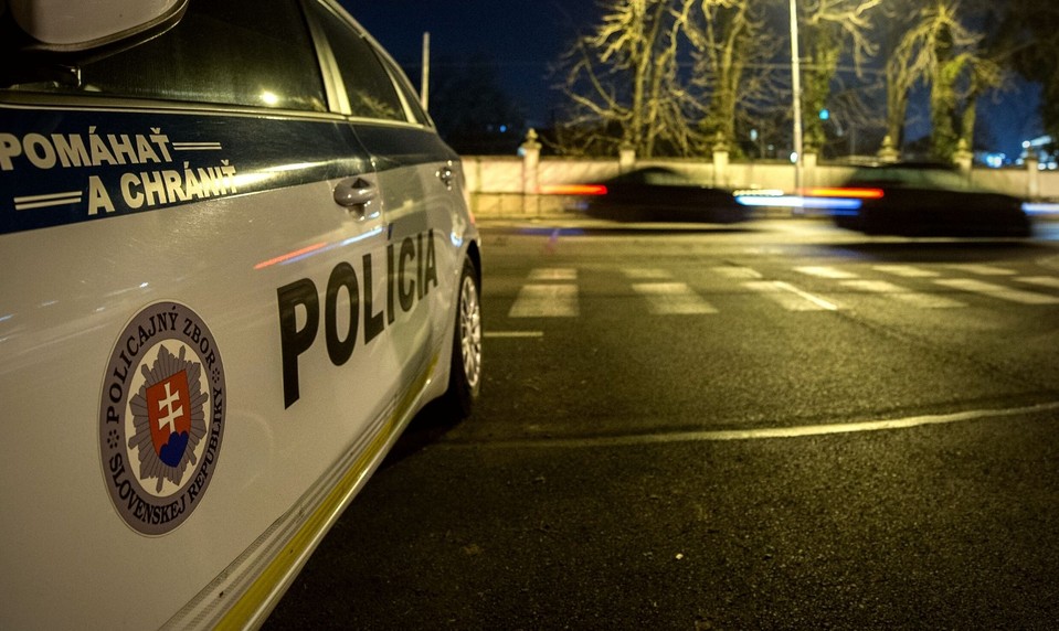 Čelnú zrážku dvoch áut neprežil 51-ročný vodič, ktorý prešiel do protismeru