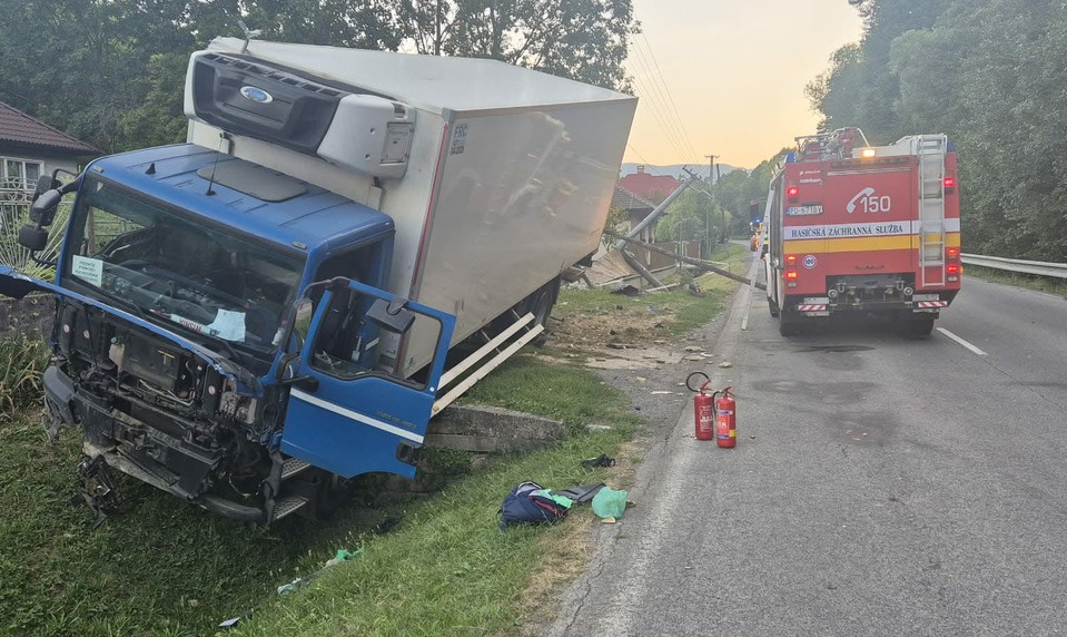 Nákladné auto skončilo mimo cesty. Pri nehode vodič poškodil ploty aj elektrické vedenia