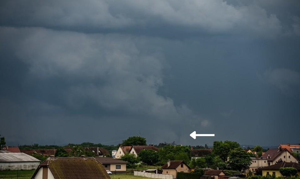 Českom s zrejme prehnalo tornádo. Tisíce domácností zostali bez prúdu