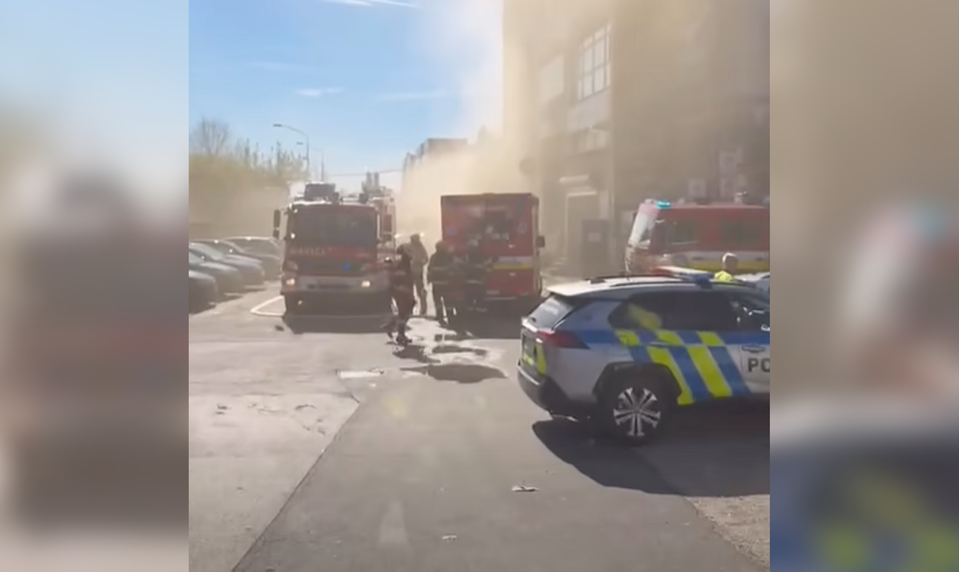 V Bratislave horí sklad v blízkosti ubytovne, ľudí evakuovali