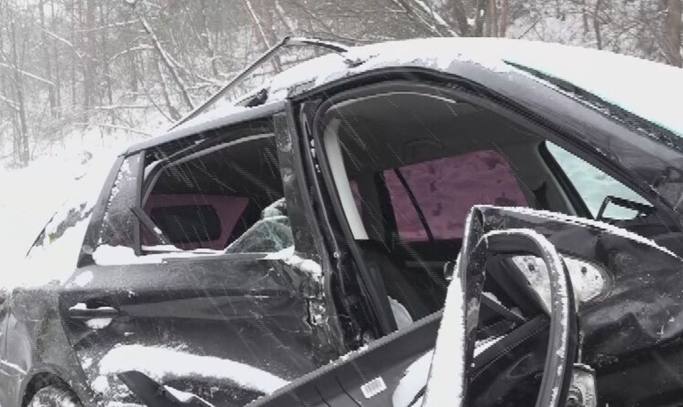 Vodič jazdil po snehu na letných gumách a dostal šmyk. Jeho spolujazdec bojuje s ťažkými zraneniami