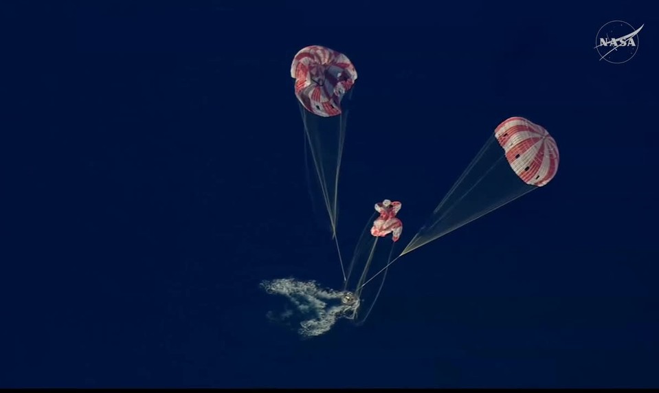 Astronauti sa bezpečne vrátili na Zem, loď Orion pristála v oceáne