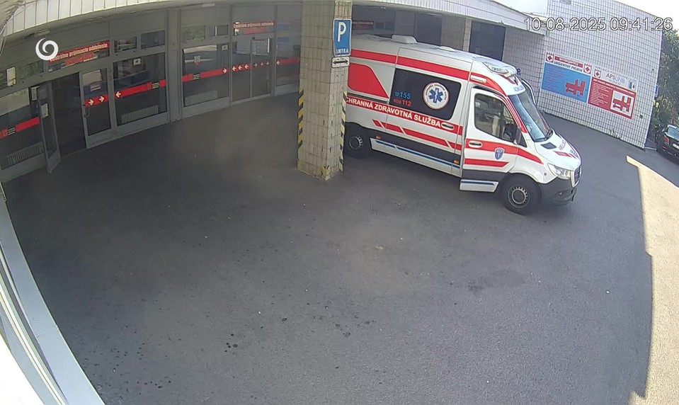 Záchranári odišli s cudzím mobilom. Ošetrovateľ ho dostal späť až po zásahu polície