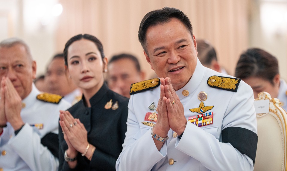 Problémy v raji? Thajský kráľ rozpustil parlament