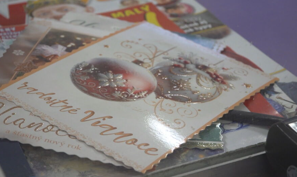 V Humennom sa na poštárku tešia ako na sviatok. Pre seniorky majú vianočné pohľadnice výnimočné čaro